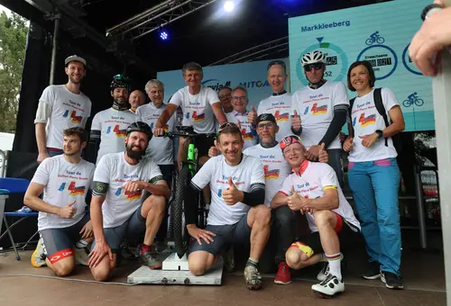 Eine Gruppe Radfahrer posiert für einen Bild.