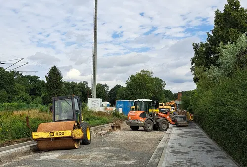 Der angrenzende Kurvenbereich Spinnereistraße wird aktuell grundhaft ausgebaut. 