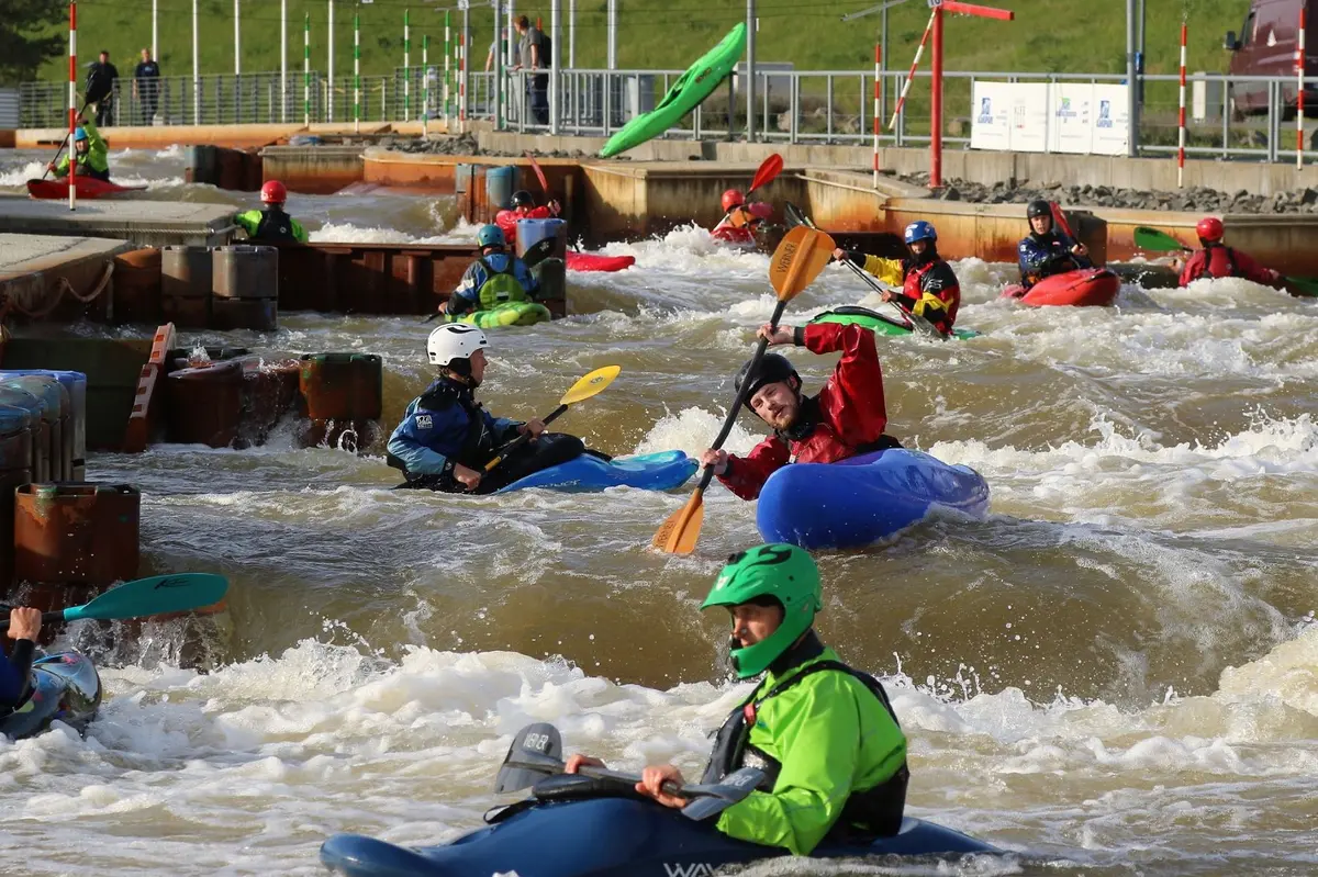 Wassersportler betätigen sich in der Wildwasserkehre des Kanuparks. 