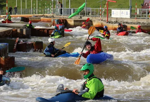 Wassersportler betätigen sich in der Wildwasserkehre des Kanuparks. 