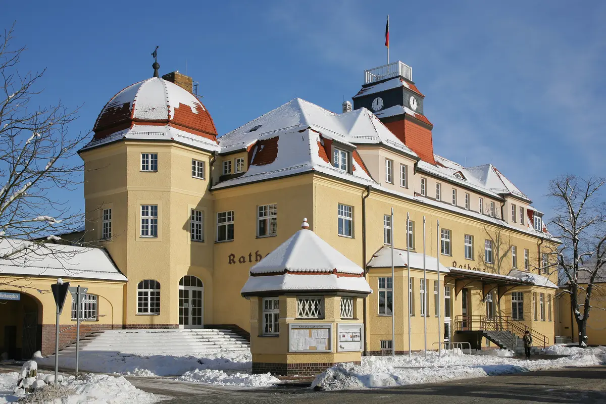 Blick auf das Rathaus. Es ist von Schnee bedeckt.