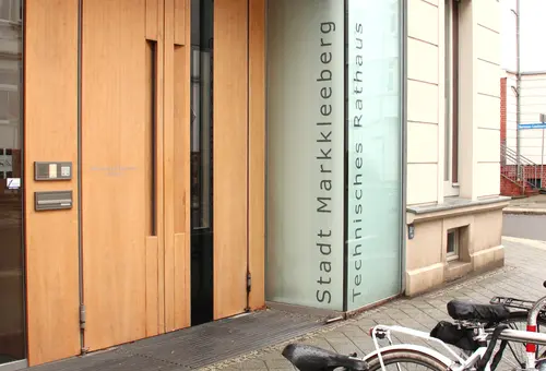 Blick auf den Eingang des Technisches Rathauses der Stadt