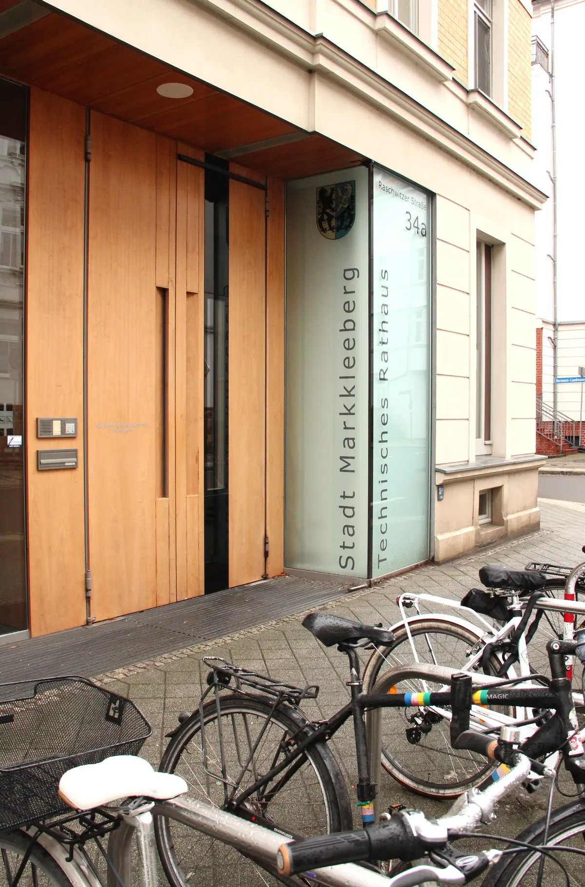 Blick auf den Eingang des Technisches Rathauses der Stadt